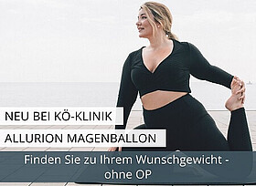 Junge, fröhliche curvy Frau, die Yoga betreibt.